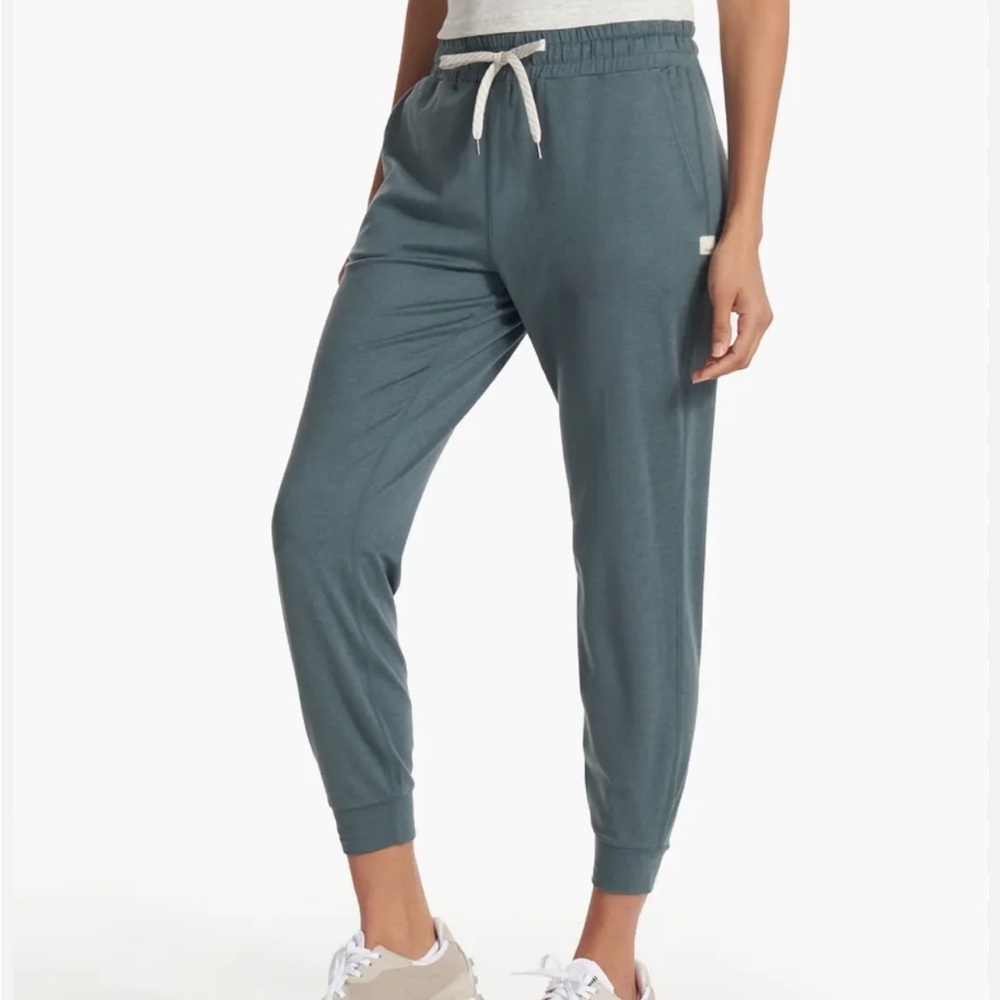 Vuori Women’s Lake Heather Blue Performance Joggers Medium